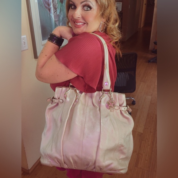 Celine Handbags - Authenticated Celine Elegant Gold Large Leather Women's Tote Bag with Duster COA